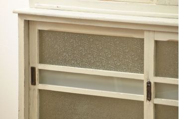 アンティーク家具　アンティークペイント仕上げ ダイヤガラスキャビネット(食器棚、カップボード)