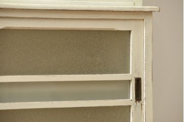 アンティーク家具　アンティークペイント仕上げ ダイヤガラスキャビネット(食器棚、カップボード)