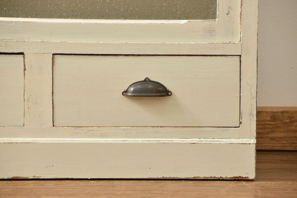 アンティーク家具　アンティークペイント仕上げ ダイヤガラスキャビネット(食器棚、カップボード)