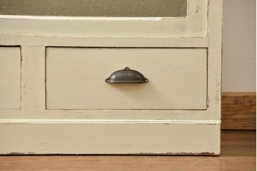 アンティーク家具　アンティークペイント仕上げ ダイヤガラスキャビネット(食器棚、カップボード)