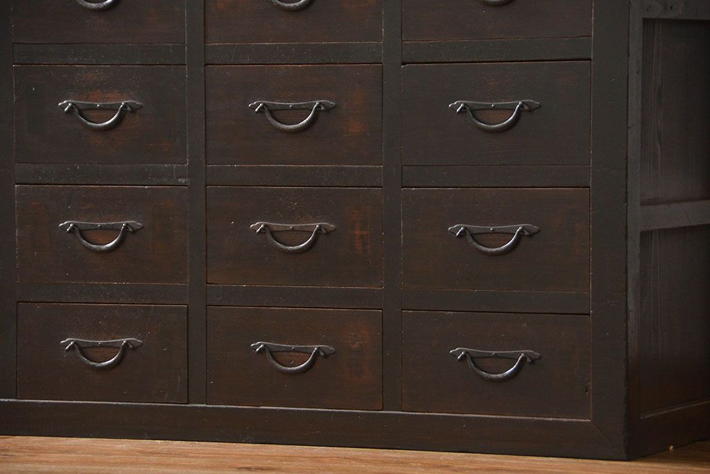 アンティーク家具　古民具・骨董 30杯引き出し重ね収納棚(飾り棚、薬箪笥、水屋箪笥、収納箪笥)