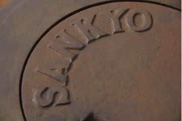アンティーク雑貨　未使用品 SANKYO(サンキョー) ビンテージダルマストーブ(大)(薪ストーブ、石炭ストーブ)