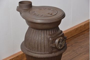 アンティーク雑貨　未使用品 SANKYO(サンキョー) ビンテージダルマストーブ(中)(薪ストーブ、石炭ストーブ)