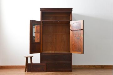 アンティーク家具　古民具・骨董 上質な前面欅材の漆塗り高級ワードローブ