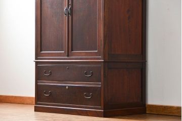 アンティーク家具　古民具・骨董 上質な前面欅材の漆塗り高級ワードローブ