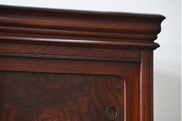 アンティーク家具　古民具・骨董 上質な前面欅材の漆塗り高級ワードローブ
