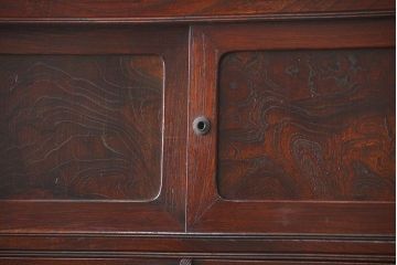 アンティーク家具　古民具・骨董 上質な前面欅材の漆塗り高級ワードローブ