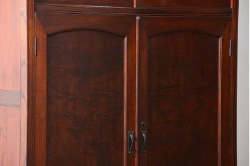 アンティーク家具　古民具・骨董 上質な前面欅材の漆塗り高級ワードローブ