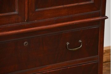 アンティーク家具　古民具・骨董 上質な前面欅材の漆塗り高級ワードローブ