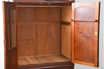 アンティーク家具　古民具・骨董 上質な前面欅材の漆塗り高級ワードローブ