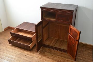 アンティーク家具　古民具・骨董 上質な前面欅材の漆塗り高級ワードローブ