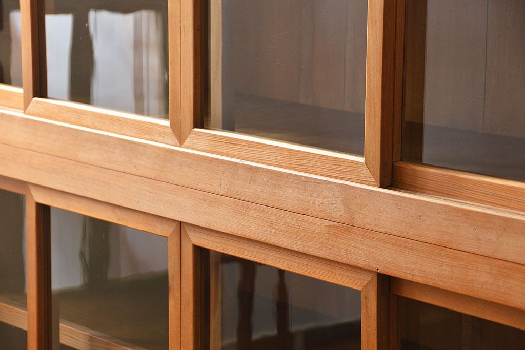 アンティーク家具　アンティーク 古い木味の上品な関西収納棚(水屋箪笥、ガラスケース、収納棚、飾り棚)