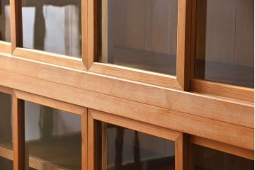 アンティーク家具　アンティーク 古い木味の上品な関西収納棚(水屋箪笥、ガラスケース、収納棚、飾り棚)
