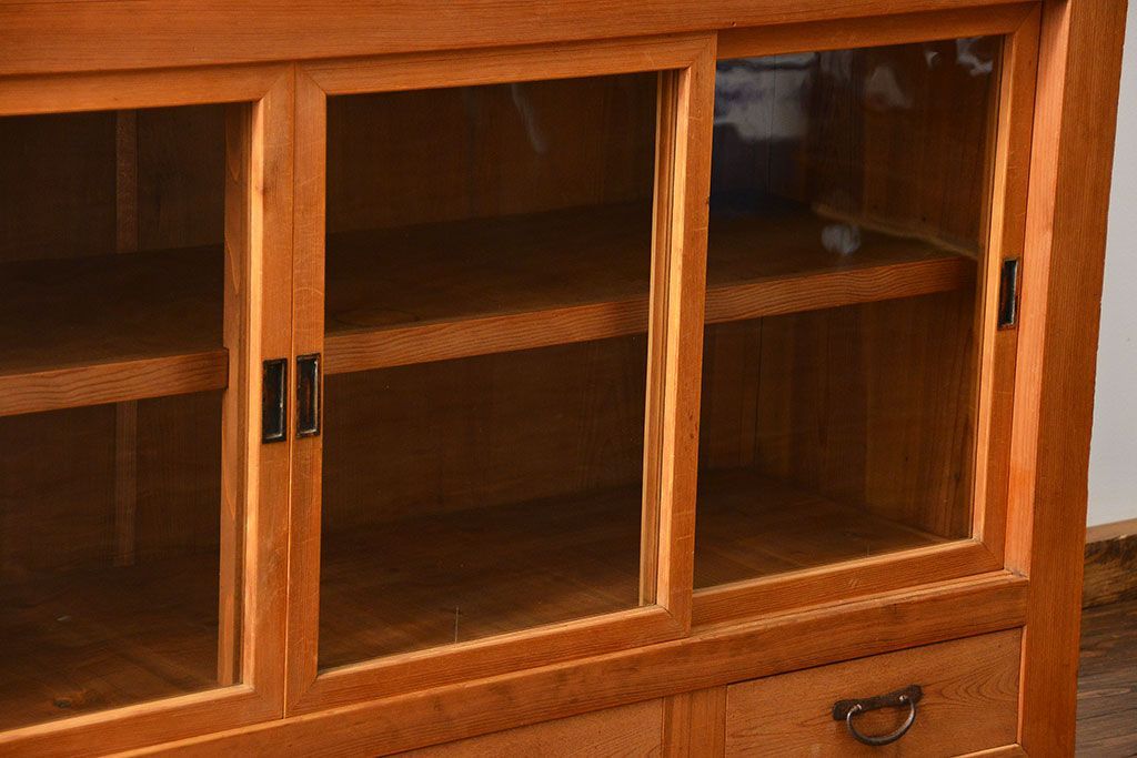 アンティーク家具　アンティーク 古い木味の上品な関西収納棚(水屋箪笥、ガラスケース、収納棚、飾り棚)