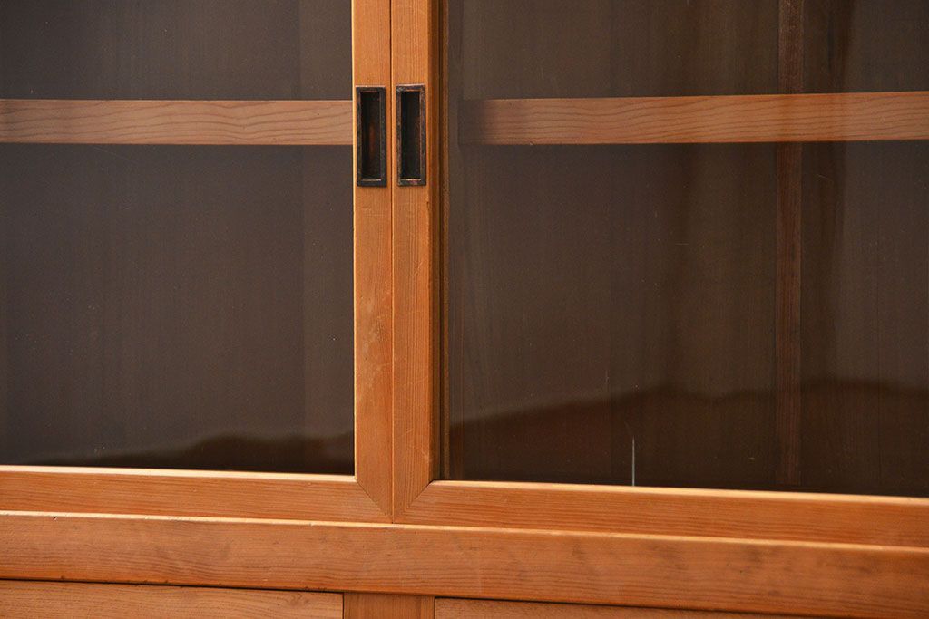 アンティーク家具　アンティーク 古い木味の上品な関西収納棚(水屋箪笥、ガラスケース、収納棚、飾り棚)