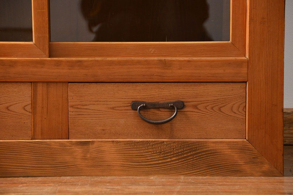 アンティーク家具　アンティーク 古い木味の上品な関西収納棚(水屋箪笥、ガラスケース、収納棚、飾り棚)