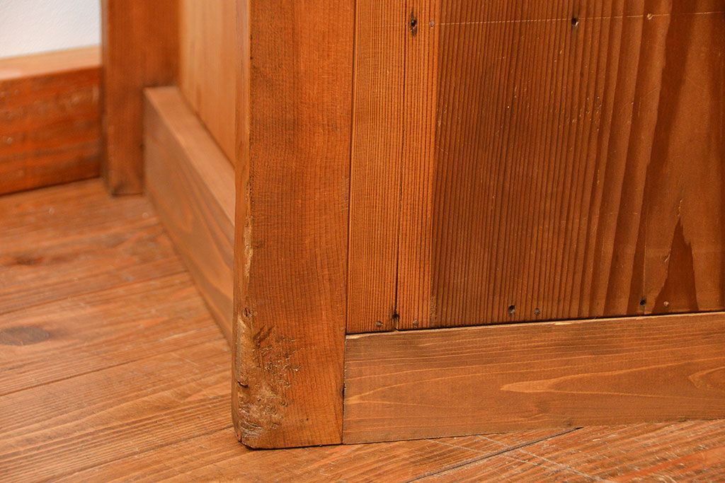 アンティーク家具　アンティーク 古い木味の上品な関西収納棚(水屋箪笥、ガラスケース、収納棚、飾り棚)