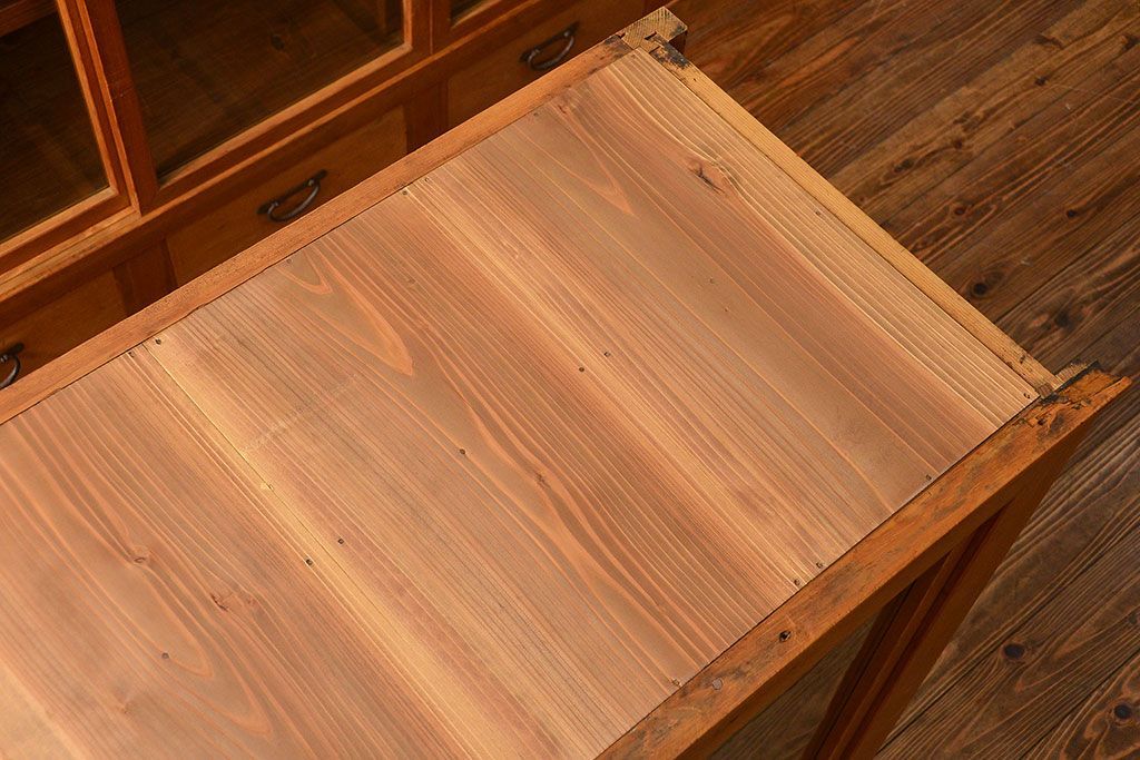 アンティーク家具　アンティーク 古い木味の上品な関西収納棚(水屋箪笥、ガラスケース、収納棚、飾り棚)