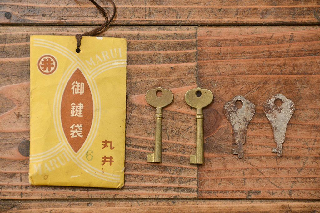 アンティーク家具　アンティークペイントの古い食器棚(カップボード、キッチンキャビネット、収納棚)