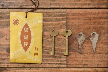 アンティーク家具　アンティークペイントの古い食器棚(カップボード、キッチンキャビネット、収納棚)