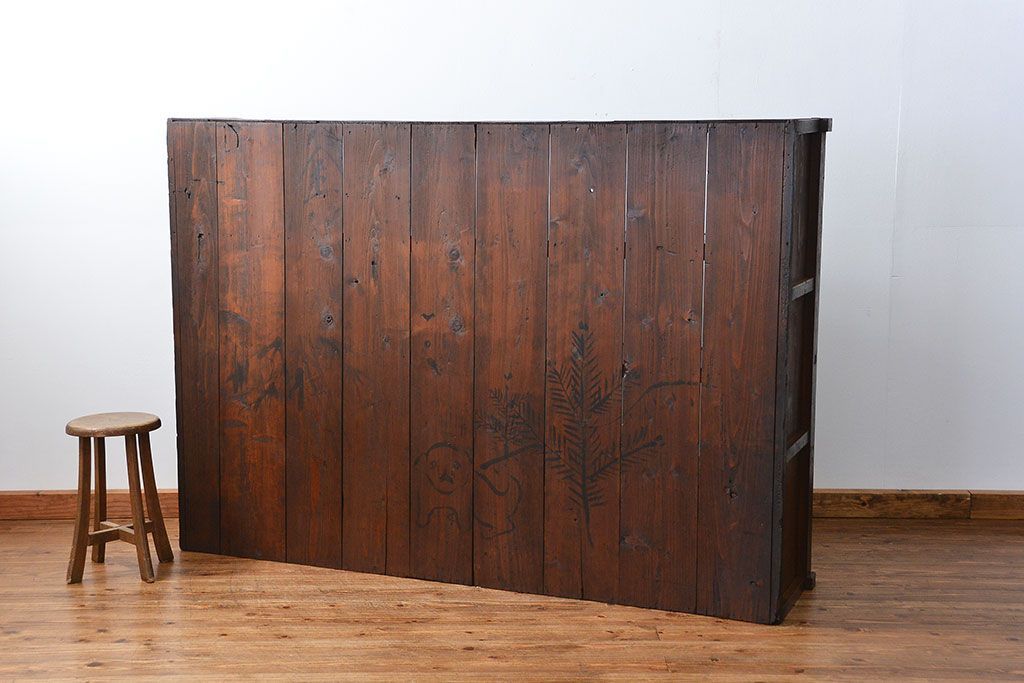 アンティーク家具　アンティーク 古い木の大きな飾り棚(陳列棚、収納棚)