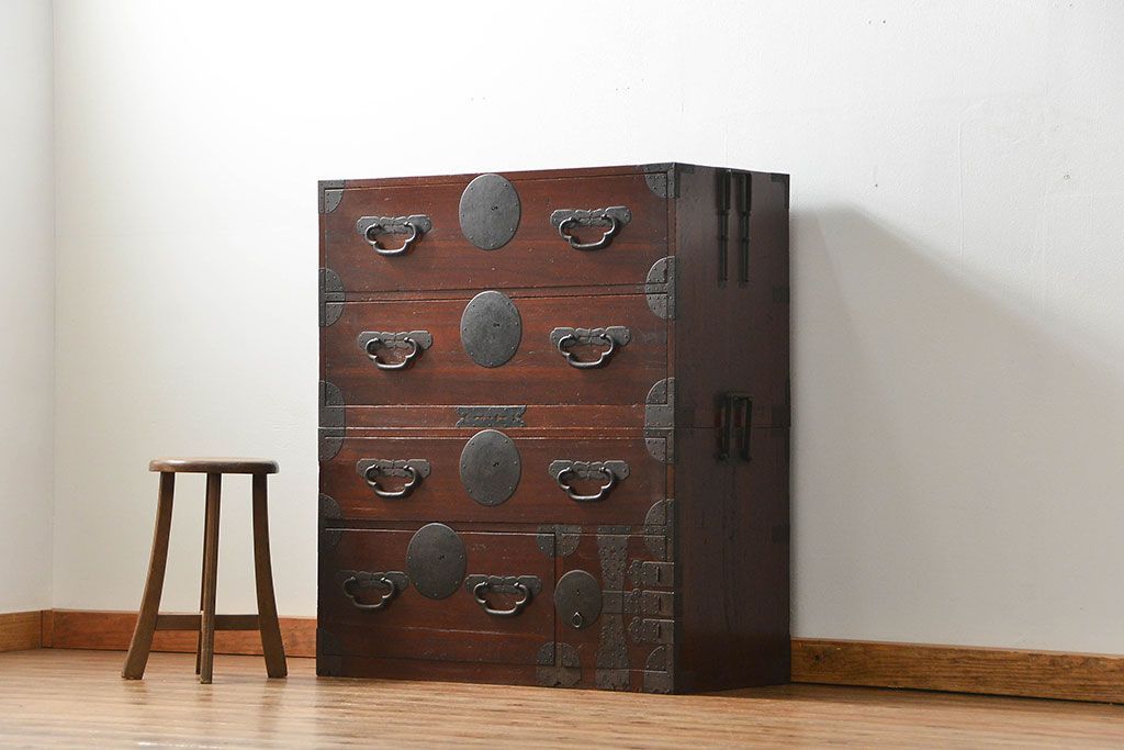 アンティーク家具　古民具・骨董 金具の立派な二段重ね時代箪笥(たんす、タンス)
