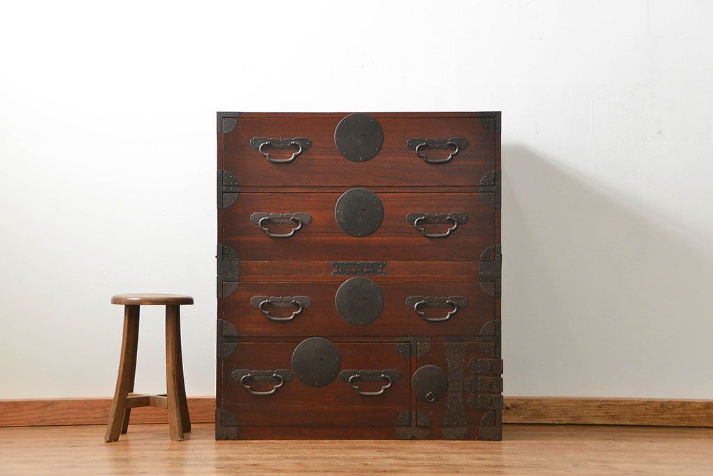 アンティーク家具　古民具・骨董 金具の立派な二段重ね時代箪笥(たんす、タンス)