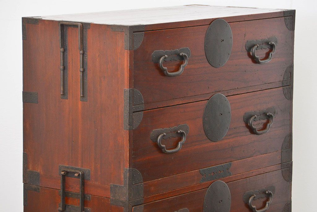 アンティーク家具　古民具・骨董 金具の立派な二段重ね時代箪笥(たんす、タンス)
