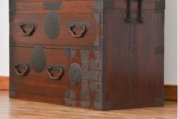 アンティーク家具　古民具・骨董 金具の立派な二段重ね時代箪笥(たんす、タンス)