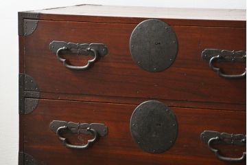 アンティーク家具　古民具・骨董 金具の立派な二段重ね時代箪笥(たんす、タンス)