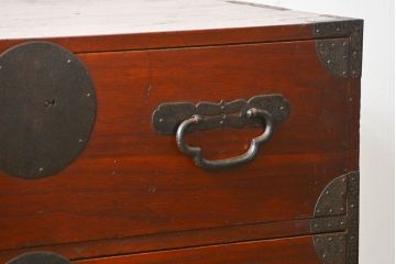 アンティーク家具　古民具・骨董 金具の立派な二段重ね時代箪笥(たんす、タンス)