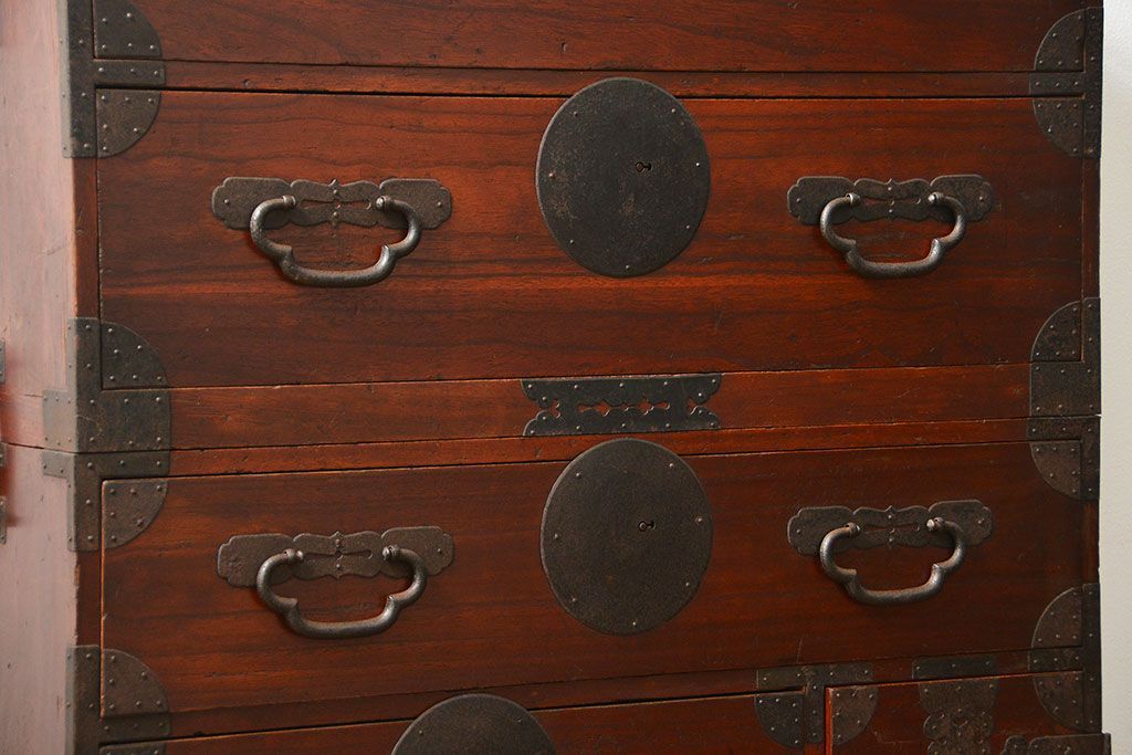 アンティーク家具　古民具・骨董 金具の立派な二段重ね時代箪笥(たんす、タンス)