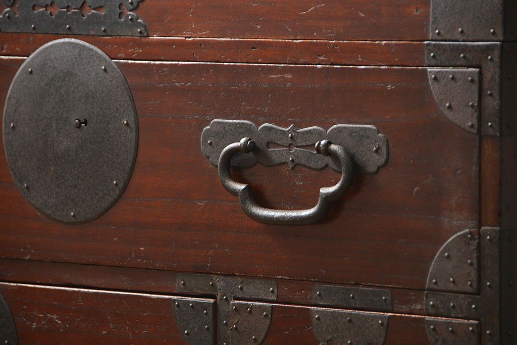 アンティーク家具　古民具・骨董 金具の立派な二段重ね時代箪笥(たんす、タンス)