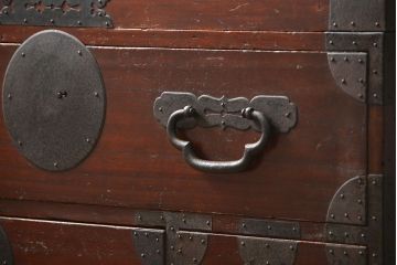 アンティーク家具　古民具・骨董 金具の立派な二段重ね時代箪笥(たんす、タンス)