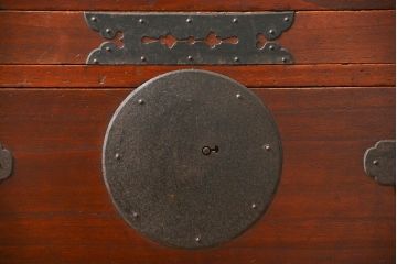 アンティーク家具　古民具・骨董 金具の立派な二段重ね時代箪笥(たんす、タンス)