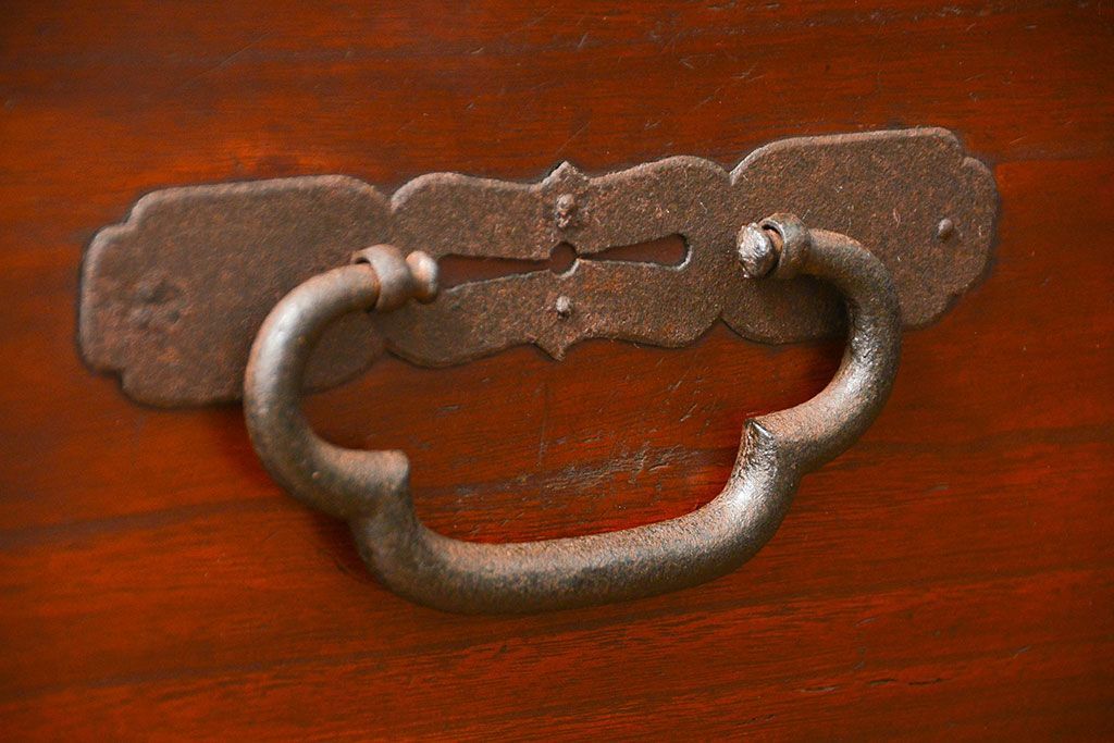 アンティーク家具　古民具・骨董 金具の立派な二段重ね時代箪笥(たんす、タンス)