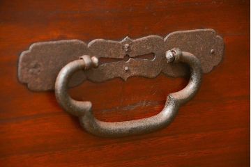 アンティーク家具　古民具・骨董 金具の立派な二段重ね時代箪笥(たんす、タンス)