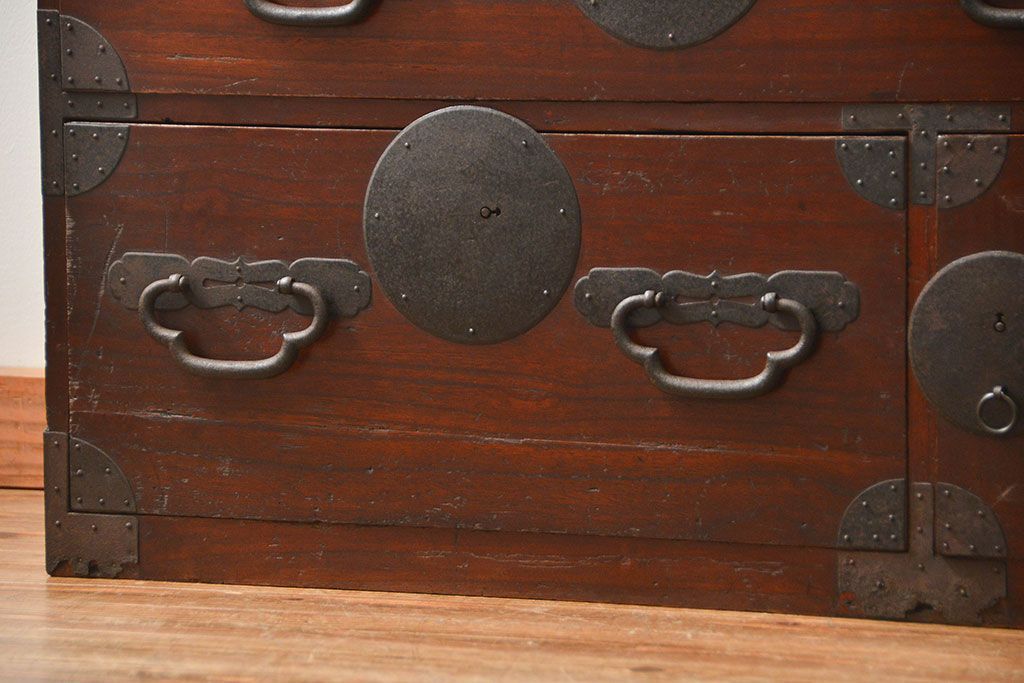 アンティーク家具　古民具・骨董 金具の立派な二段重ね時代箪笥(たんす、タンス)