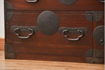アンティーク家具　古民具・骨董 金具の立派な二段重ね時代箪笥(たんす、タンス)