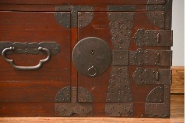 アンティーク家具　古民具・骨董 金具の立派な二段重ね時代箪笥(たんす、タンス)