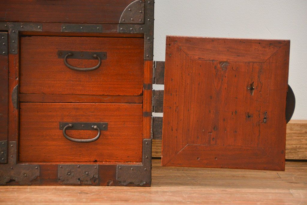 アンティーク家具　古民具・骨董 金具の立派な二段重ね時代箪笥(たんす、タンス)