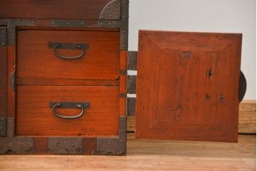 アンティーク家具　古民具・骨董 金具の立派な二段重ね時代箪笥(たんす、タンス)