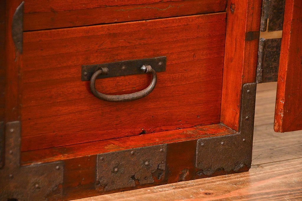 アンティーク家具　古民具・骨董 金具の立派な二段重ね時代箪笥(たんす、タンス)