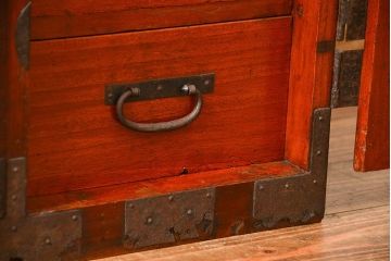 アンティーク家具　古民具・骨董 金具の立派な二段重ね時代箪笥(たんす、タンス)