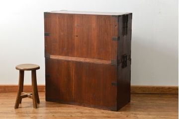 アンティーク家具　古民具・骨董 金具の立派な二段重ね時代箪笥(たんす、タンス)