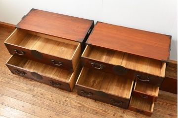 アンティーク家具　古民具・骨董 金具の立派な二段重ね時代箪笥(たんす、タンス)