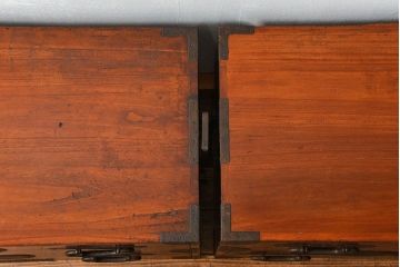 アンティーク家具　古民具・骨董 金具の立派な二段重ね時代箪笥(たんす、タンス)