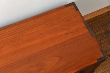 アンティーク家具　古民具・骨董 金具の立派な二段重ね時代箪笥(たんす、タンス)