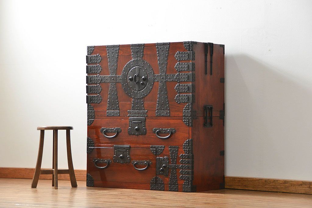 アンティーク家具　古民具・骨董 重厚な金具の美しい観音開き時代箪笥(帳場箪笥、たんす)