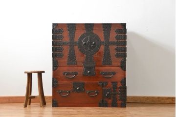 アンティーク家具　古民具・骨董 重厚な金具の美しい観音開き時代箪笥(帳場箪笥、たんす)